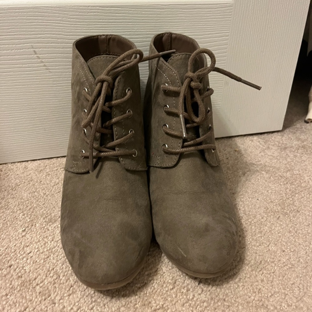 AZ LAWRENCE woman’s shoes. Color: greyish brown Size:8